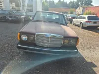 Gebraucht Mercedes 240 72 PS (52 kW) 1983 Rot Limousine