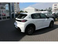 Gebraucht Peugeot e-208 Active 100 kW (136 PS) 2022 Weiss (metallic) Kleinwagen