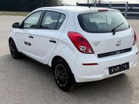 Gebraucht Hyundai i20 Life 86 PS (63 kW) 2013 Weiß Kleinwagen