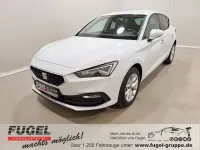 Używany Seat Leon Style 131 KM (96 kW) 2022 Biały Sedan/Limuzyna