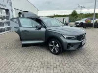 Neu Volvo XC40 Plus 197 PS (144 kW) 2026 Grün SUV
