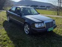 Używany Mercedes E230 132 KM (97 kW) 1992 Czarny Sedan/Limuzyna