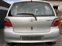 Gebraucht Toyota Yaris 68 PS (50 kW) 2001 Silber Kleinwagen