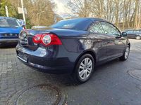 Gebraucht VW Eos 116 PS (85 kW) 2007 Mitternachtsblau metallic Cabrio