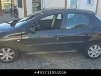 Gebraucht Peugeot 206 Basis 75 PS (55 kW) 2010 Schwarz Limousine