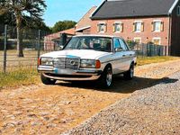 Gebraucht Mercedes E230 136 PS (100 kW) 1983 Weiß Limousine