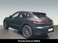 Gebraucht Porsche Macan Turbo 441 PS (324 kW) 2021 Vulkangraumetallic SUV
