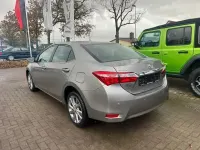 Używany Toyota Corolla Edition 132 KM (97 kW) 2016 Szary Sedan/Limuzyna