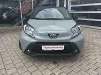 Neu Toyota Aygo X 72 PS (52 kW) 2025 Urban khaki, dach mysticschwar SUV