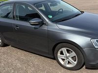 Second-hand VW Jetta 140 CP (102 kW) 2011 Argintiu Berlinǎ