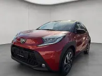 Neu Toyota Aygo X Play 72 PS (52 kW) 2025 Chili red / night sky bl SUV