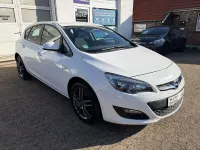 Gebraucht Opel Astra Selection 87 PS (63 kW) 2013 Weiß Limousine