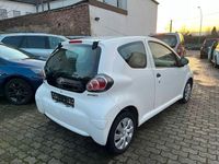 Gebraucht Toyota Aygo Basis 68 PS (50 kW) 2013 Weiß Kleinwagen