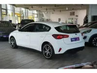 Gebraucht Ford Focus Titanium 125 PS (91 kW) 2022 Frozen white Limousine