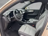 Neu Volvo XC40 Core 163 PS (119 kW) 2025 Braun SUV