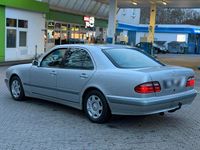 Gebraucht Mercedes E220 143 PS (105 kW) 2001 Silber Limousine