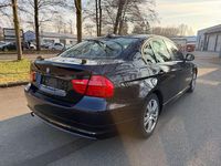 Second-hand BMW 318 143 CP (105 kW) 2009 Albastru Berlinǎ