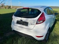 Gebraucht Ford Fiesta Ambiente 60 PS (44 kW) 2016 Weiß Kleinwagen