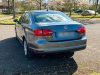 Gebraucht VW Jetta 105 PS (77 kW) 2012 Grau Limousine