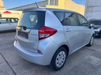 Gebraucht Toyota Verso-S 99 PS (72 kW) 2011 Silber Van / Kleinbus