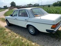 Gebraucht Mercedes E230 136 PS (100 kW) 1982 Weiß Limousine