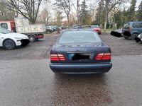 Gebraucht Mercedes E220 142 PS (104 kW) 2001 Blau Limousine