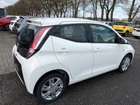 Gebraucht Toyota Aygo X-play 69 PS (50 kW) 2016 Weiß Kleinwagen