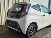 Gebraucht Toyota Aygo 69 PS (50 kW) 2015 Weiß Kleinwagen