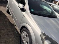 Usado Opel Astra 103 HP (75 kW) 2006 Prateado Coupé