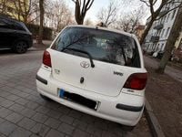 Gebraucht Toyota Yaris 86 PS (63 kW) 2003 Weiß Kleinwagen