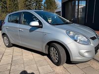 Gebraucht Hyundai i20 77 PS (56 kW) 2012 Silber Kleinwagen