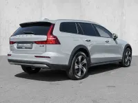 Gebraucht Volvo V60 CC 197 PS (144 kW) 2024 Vapour grey / metallic Kombi