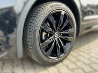 Gebraucht VW Tiguan Allspace R-line 190 PS (139 kW) 2024 Schwarz / deep black (metallic) SUV