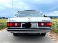 Gebraucht Mercedes 240 65 PS (47 kW) 1977 Silber Limousine