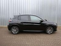 Gebraucht Peugeot e-208 Allure+ 100 kW (136 PS) 2023 Perla schwarz metallic Kleinwagen