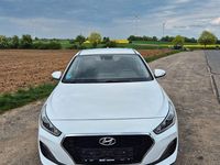 Gebraucht Hyundai i30 Select 99 PS (72 kW) 2018 Weiß Limousine