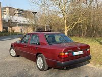Gebraucht Mercedes E230 132 PS (97 kW) 1992 Rot Limousine