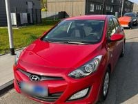 Gebraucht Hyundai i30 99 PS (72 kW) 2013 Rot Limousine