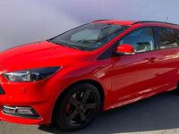 Gebraucht Ford Focus Sport 250 PS (183 kW) 2017 Rot Limousine
