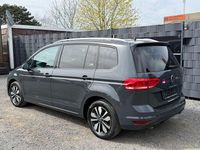 Gebraucht VW Touran Move 150 PS (110 kW) 2023 Gold Van / Kleinbus