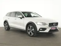 Gebraucht Volvo V60 CC Pro 250 PS (183 kW) 2022 Crystal white Kombi