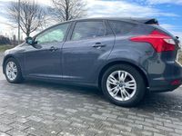 Gebraucht Ford Focus Ambiente 95 PS (69 kW) 2013 Blau Limousine