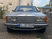 Gebraucht Mercedes E230 136 PS (100 kW) 1983 Grau Limousine