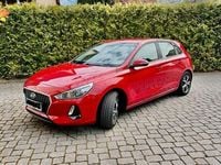 Gebraucht Hyundai i30 Select 99 PS (72 kW) 2017 Rot Limousine