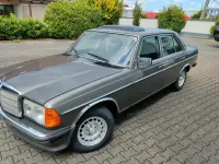 Gebraucht Mercedes E230 136 PS (100 kW) 1982 Grau Limousine