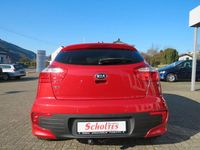 Gebraucht Kia Rio DREAM-TEAM Edition 84 PS (61 kW) 2015 Rot Limousine