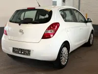 Gebraucht Hyundai i20 77 PS (56 kW) 2012 Weiß Kleinwagen