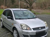 Gebraucht Ford Fiesta Ambiente 70 PS (51 kW) 2005 Silber Kleinwagen