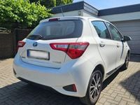 Gebraucht Toyota Yaris Hybrid Team 101 PS (74 kW) 2018 Weiß Kleinwagen
