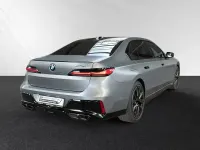Gebraucht BMW M760e M Sport 571 PS (419 kW) 2025 Bmw individual frozen pure grey metallic Limousine